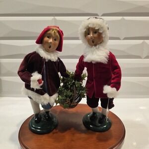 2004 Byers Choice Christmas Illustrations Gathering Holly Wooden Base Signed Tag